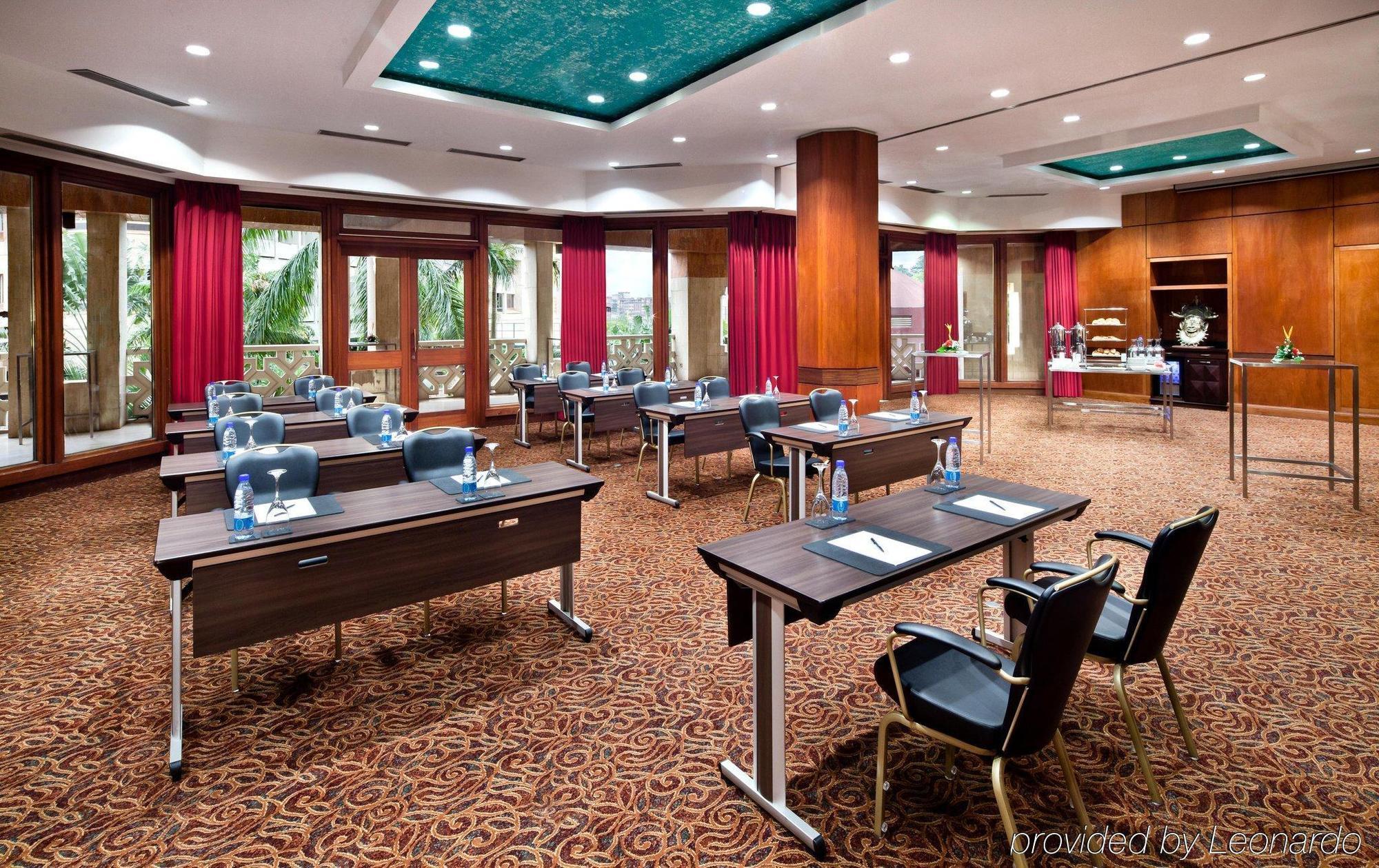 Hilton Yaounde Yaoundé Negócio foto